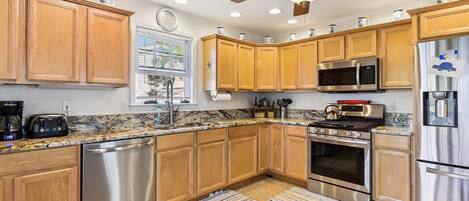 Refrigerador, microondas, horno y parrilla de estufa