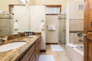 Dusche, Whirlpool, Haartrockner, Handtücher