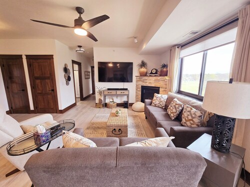 Beautiful 2 Bedroom Condo