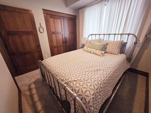 2 bedrooms, in-room safe, iron/ironing board, free WiFi