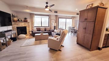 Smart TV, fireplace