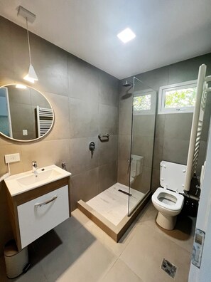 Toallas, jabón, shampoo, papel de baño 