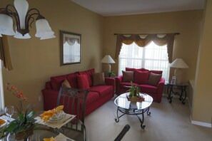 別墅, 多張床, 可使用泳池, 泳池景觀 (5 Bedroom Highgate Park Villa) | 起居區 | 42-吋平面電視，提供數位頻道