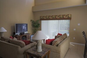 別墅, 多張床, 可使用泳池, 泳池景觀 (5 Bedroom Highgate Park Villa) | 起居  區 | 42-吋平面電視，提供數位頻道