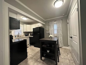 Fridge, microwave, oven, stovetop - Uptown Cottage\ (Lexington)