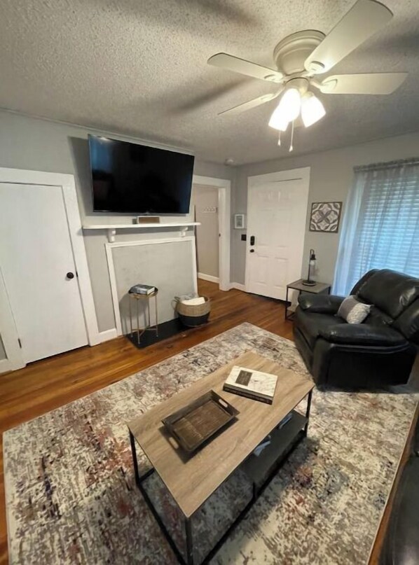 TV, offices - Historic Mill House
(Lexington)