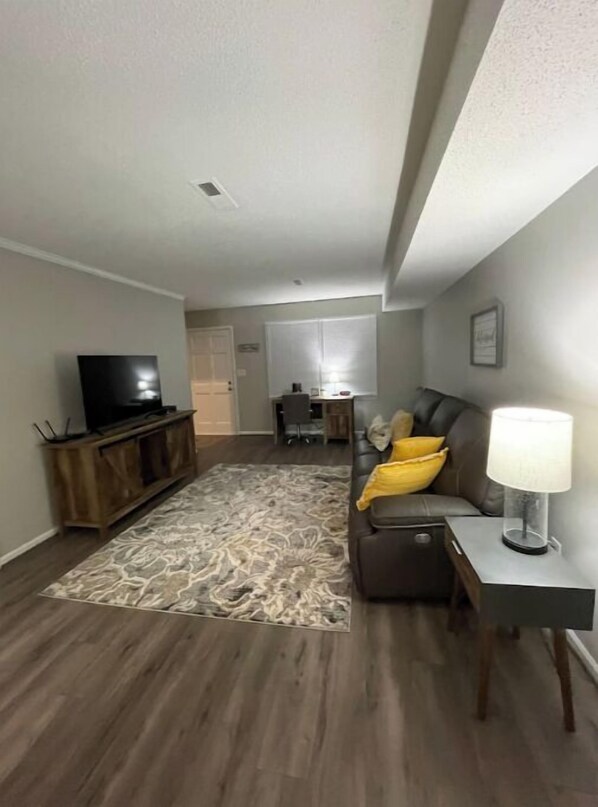 Smart TV, offices - Uptown Lexington
(Lexington)