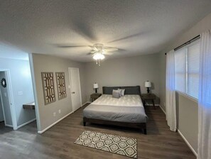 2 bedrooms, WiFi, bed sheets - Uptown Lexington

 (Lexington)