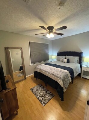 2 bedrooms, iron/ironing board, WiFi, bed sheets - Uptown Thomasville (Thomasville)