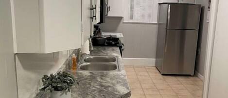 Geladeira, micro-ondas, fogão, cooktop