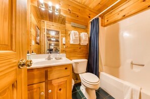 Douche, baignoire à jets, sèche-cheveux, serviettes fournies