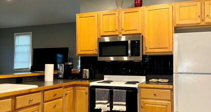 Charming 2-bedroom apartment with WiFi, AC in fabulous Seneca Falls
