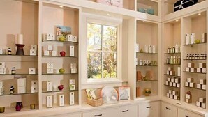 Un almacén ordenado con estantes y armarios múltiples, una ventana que da a árboles, y una variedad de objetos dispuestos con cuidado.