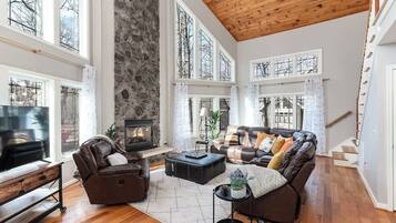 Tv, eldstad, böcker och kontor