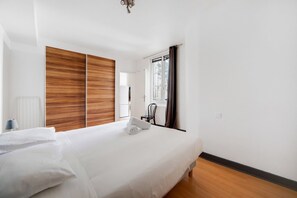 2 slaapkamers, een strijkplank/strijkijzer, internet, beddengoed