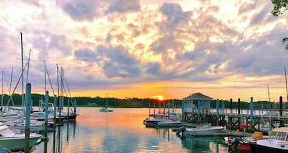 Stylish & Private Stamford Getaway by Cove Island!