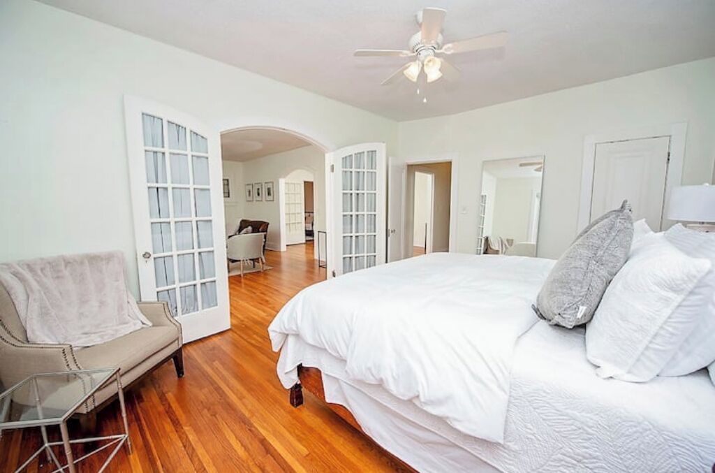 4 bedrooms, iron/ironing board, WiFi, bed sheets