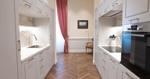 Frigorifero, microonde, forno, piano cottura