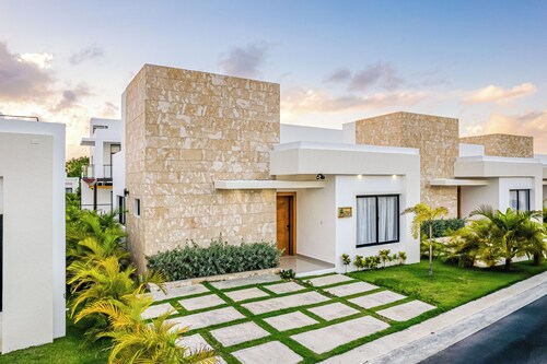 Punta Cana Luxury 2BD Villa: Near Coco Bongo, Private Pool, Grill & More!