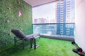 Property grounds - Modern Studio with Balcony & Canal View (Dubai)