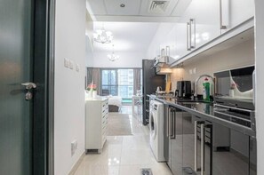 Private kitchen - Modern Studio with Balcony & Canal View (Dubai)