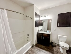 Hiustenkuivaaja, pyyhkeet, saippua, vessapaperi