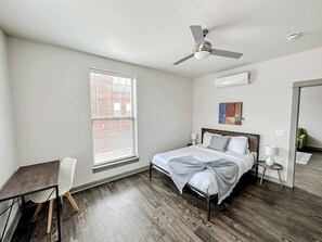 Escritorio, tabla de planchar con plancha, wifi gratis y ropa de cama