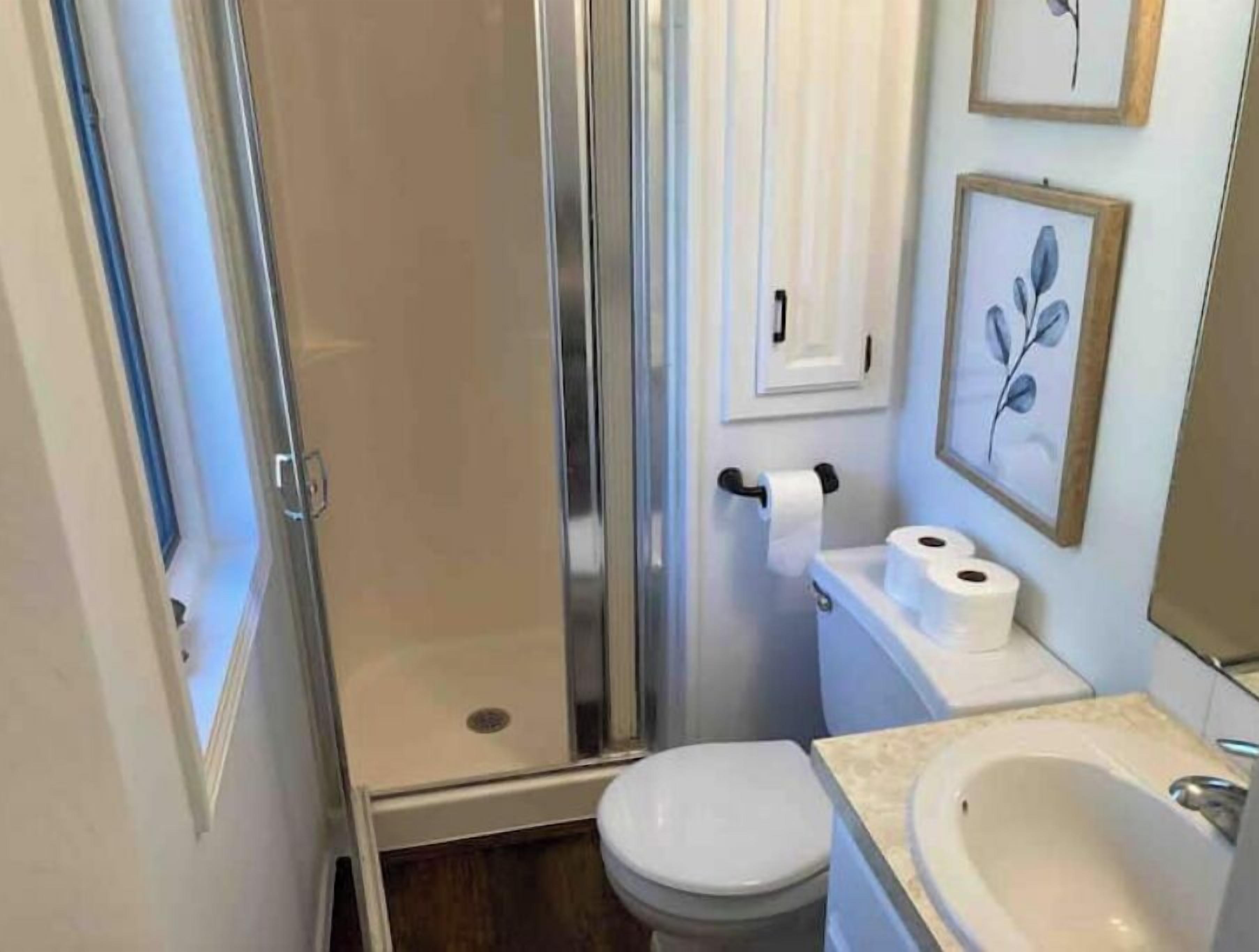 Haartrockner, Handtücher, Seife, Shampoo