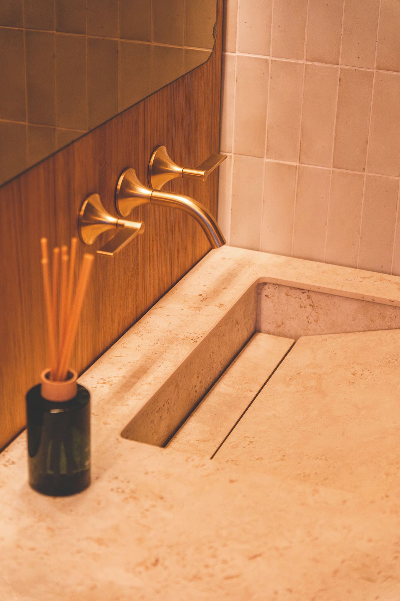 Sèche-cheveux, serviettes fournies, savon, papier toilette