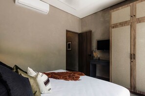 2 habitaciones, tabla de planchar con plancha y cuna de viaje