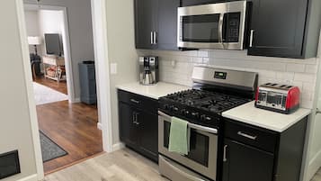 Een koelkast, een magnetron, een oven, een kookplaat