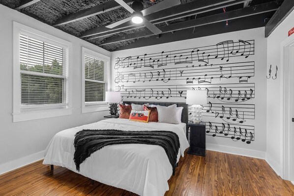 1 habitación, tabla de planchar con plancha y ropa de cama