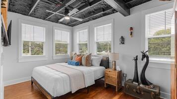 1 habitación, tabla de planchar con plancha y ropa de cama