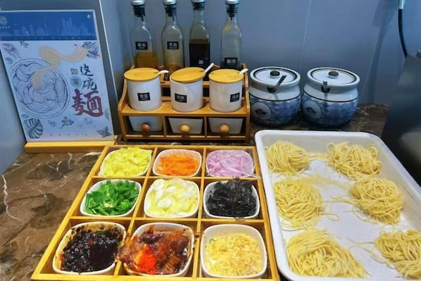 Un comptoir de cuisine avec divers aliments et récipients.