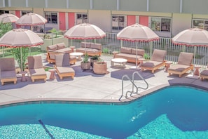 Outdoor pool - City Center Hotel by Kasa (Long Beach)
