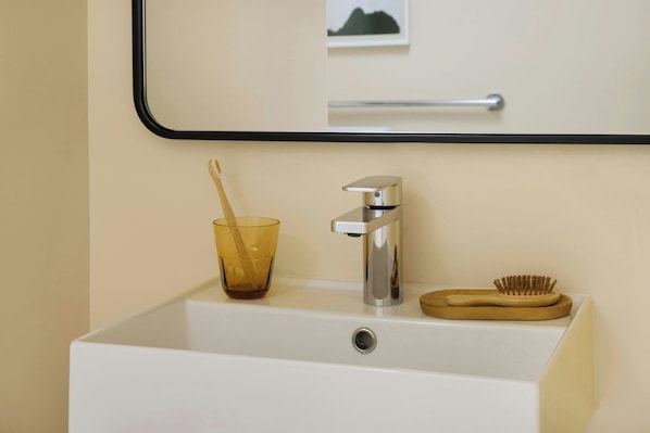 Room, 1 King Bed (Mobility Accessible w/ Roll-in Shower) | Bathroom
