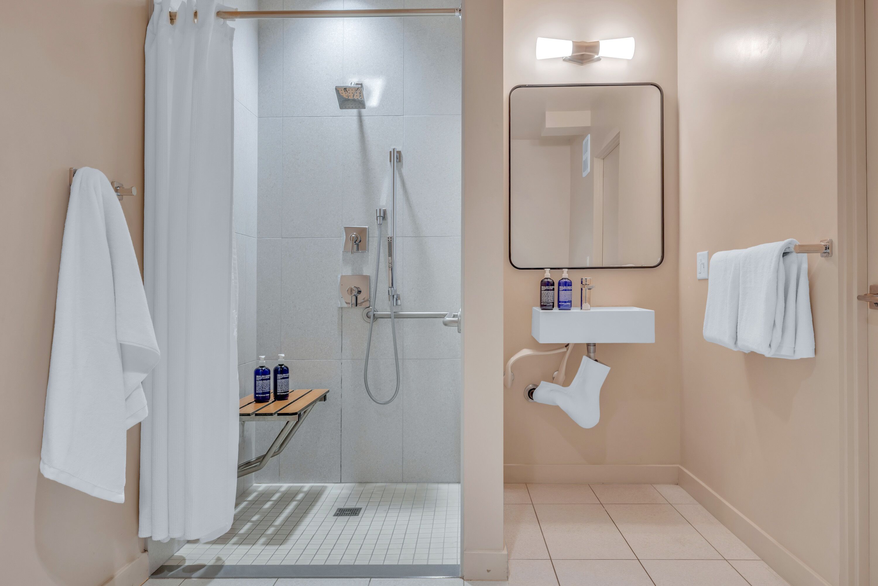Chambre, 1 très grand lit, accessible aux personnes à mobilité réduite (Self Check-in) | Salle de bain | Douche, articles de toilette gratuits, sèche-cheveux