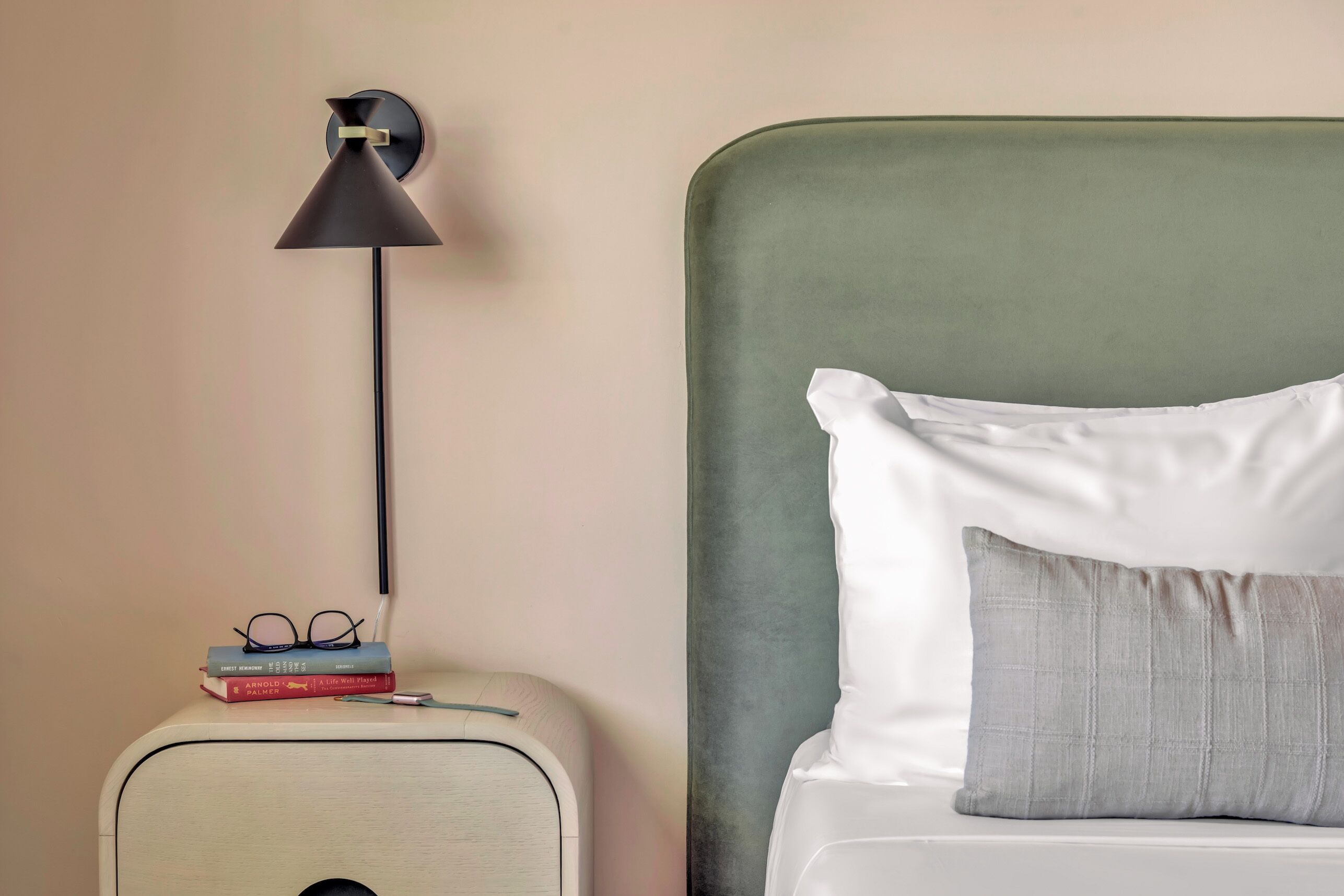 Room, 1 King Bed (Self Check-in) | Laptop workspace, iron/ironing board, WiFi (free)