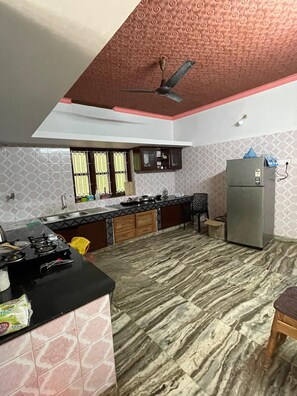 Een koelkast (op verzoek)