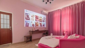 A room with a bed, a desk, and a wall-mounted screen displaying images. - Lido Shuimu Hotel (Chengdu Shuangliu Airport Information Engineering University Store) (Chengdu)