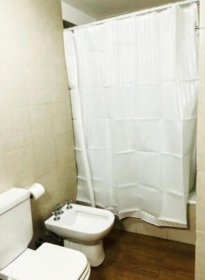 Toallas, jabón y papel higiénico