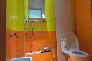 A bathroom with a toilet, a shower, and a window. - Shijiazhuang Yiyou Express Hotel (Youyi South Street Hebei Province Letters and Calls Bureau Branch) (Shijiazhuang)