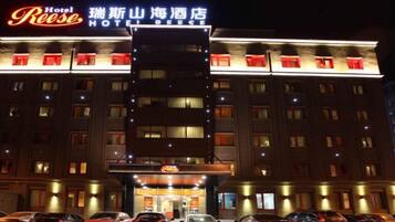 Un hotel con un letrero que dice 'Hotel Reese' y 'Hotel Reese' en caracteres chinos.