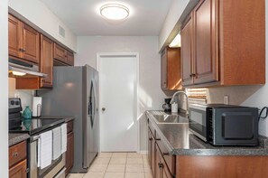 Private kitchen - Charming 2-bedroom, queen-bed, townhome in the center of Lafayette with AC, WiFi (Lafayette)