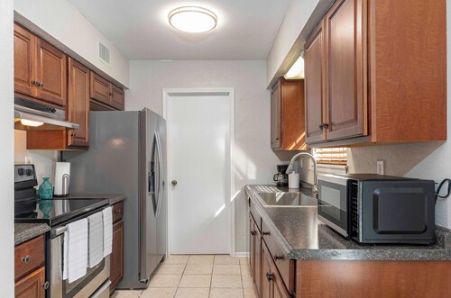 Charming 2-bedroom, queen-bed, townhome in the center of Lafayette with AC, WiFi
