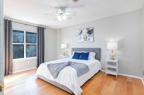 Charming 2-bedroom, queen-bed, townhome in the center of Lafayette with AC, WiFi