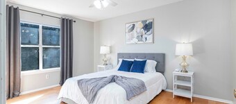 Charming 2-bedroom, queen-bed, townhome in the center of Lafayette with AC, WiFi