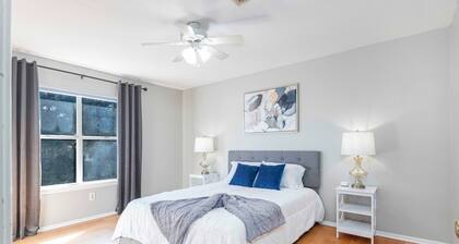 Charming 2-bedroom, queen-bed, townhome in the center of Lafayette with AC, WiFi