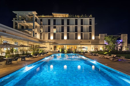 Una piscina al aire libre