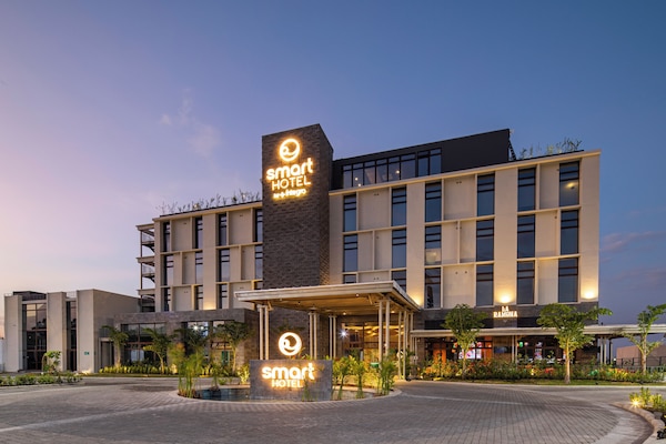 Bagian depan properti - sore/malam
